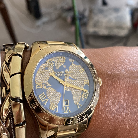 The Michael Kors MK 6243 Layton. End world 🌎 hunger watch in golden tones! - Picture 2 of 11